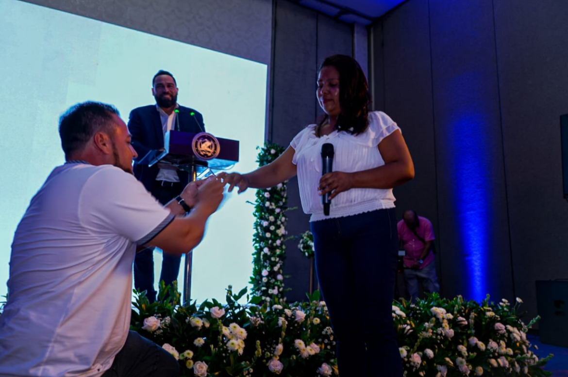 Mario Durán preside ceremonia de bodas colectivas de 20 parejas