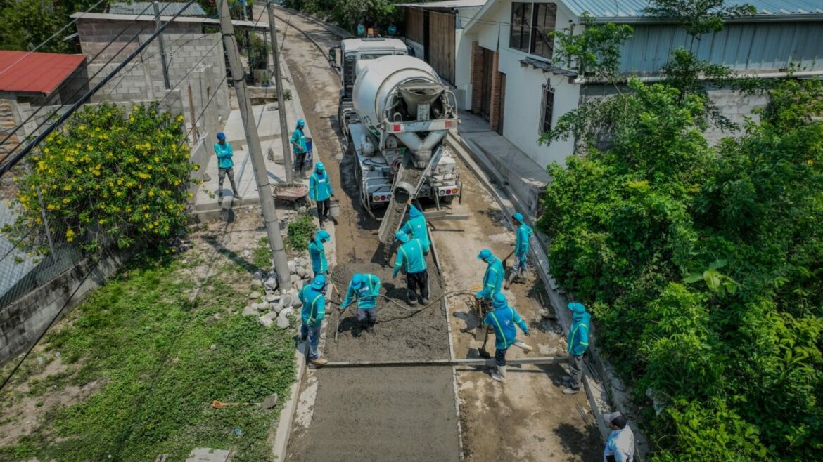 La DOM se encuentra transformando calles y reconstruyendo una cancha de fútbol en Cuyultitán