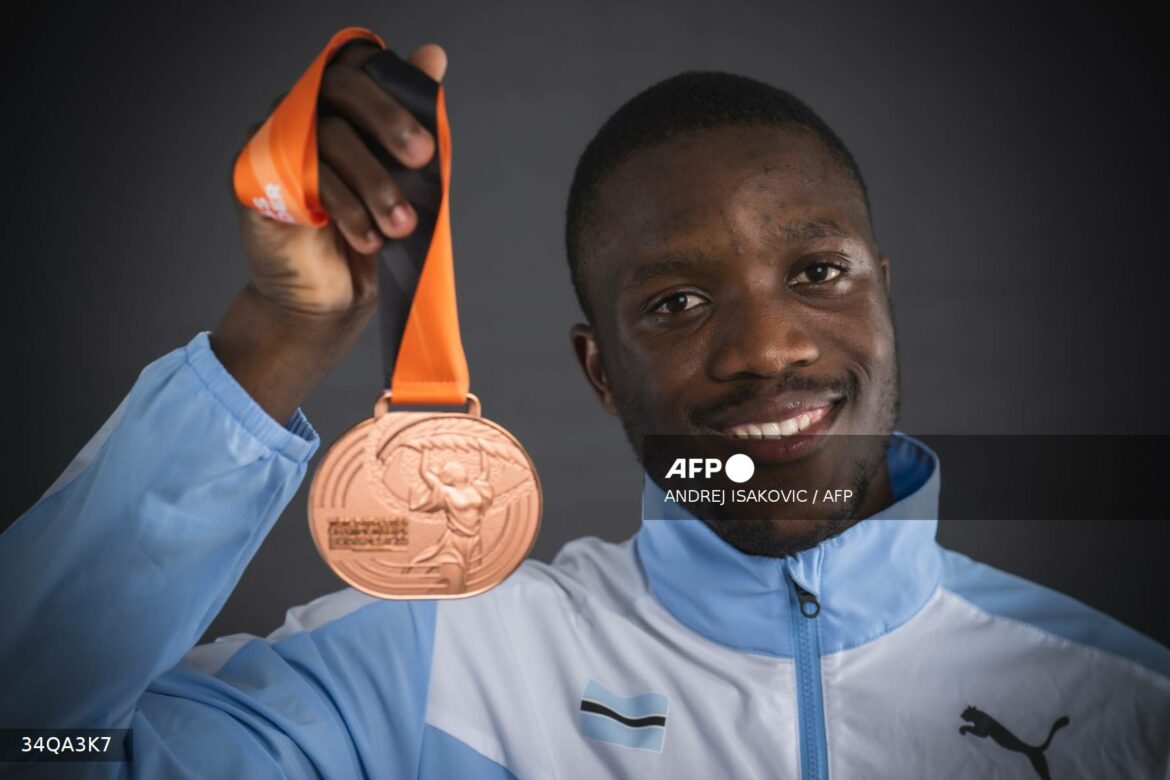 El velocista Tebogo, diamante de Botsuana, aspira al doblete de oros en París-2024