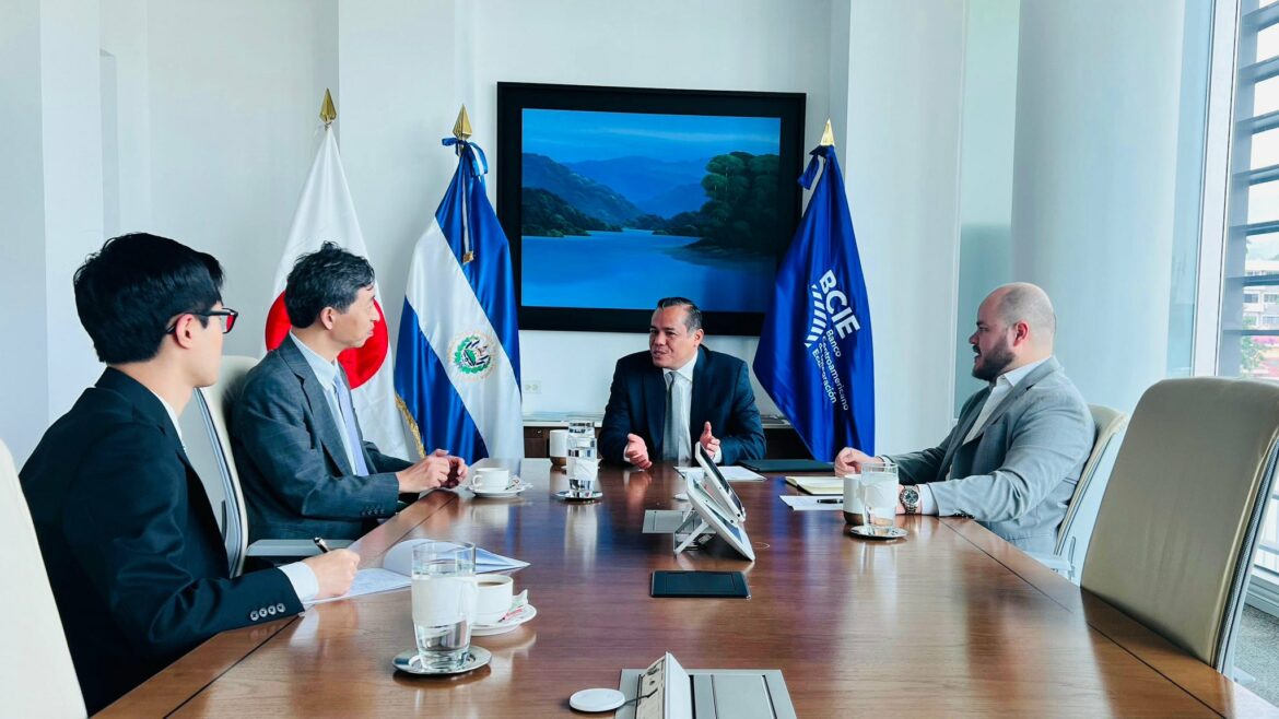 Zelaya director del BCIE en El Salvador sostiene encuentro con embajador de Japón