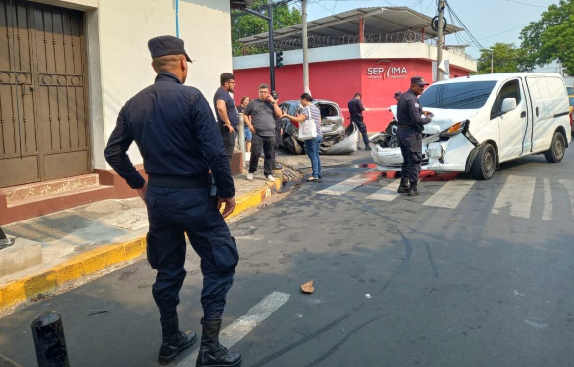 Daños materiales deja accidente vial en San Miguel