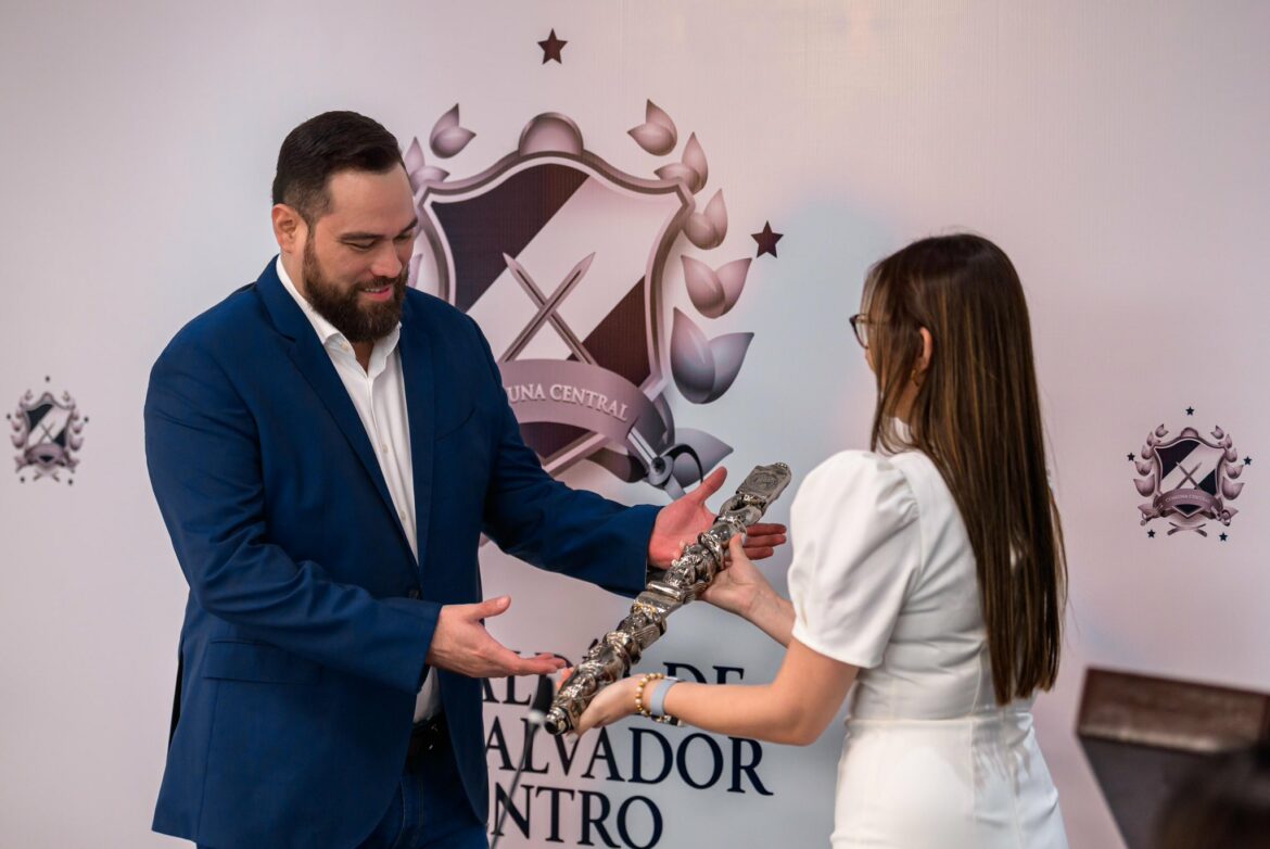 Mario Durán recibe vara edilicia ante nueva gestión como alcalde de San Salvador Centro