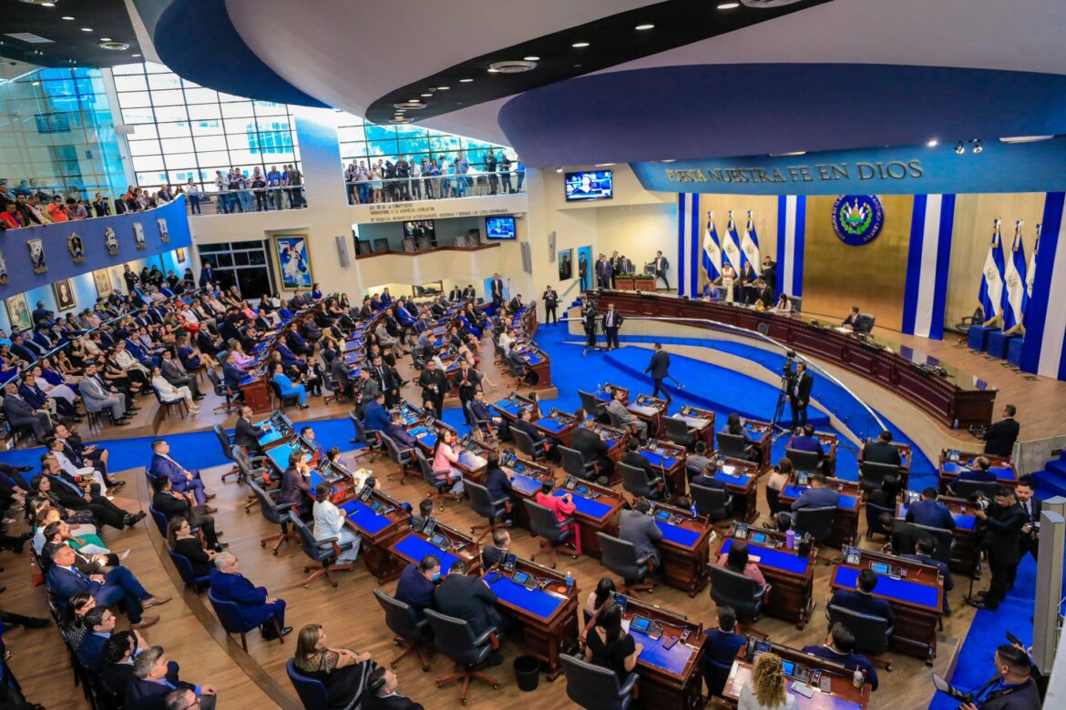 Guevara dice que al igual que en el periodo anterior, no tienen considerado gastos por viáticos, seguros privados, viajes, ni sobresueldos