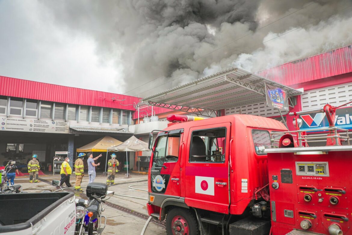Fuerte incendio en bodega y venta de repuestos para motocicletas, en el sector de la terminal de Occidente