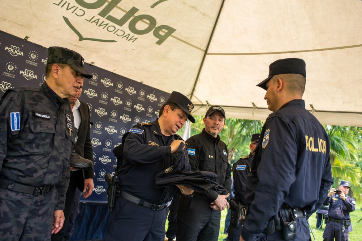 Gobierno inicia entrega de uniformes a policías en la zona oriental del país
