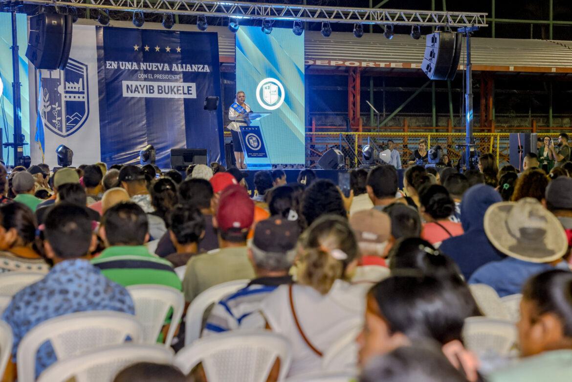 Alcaldesa Janet González asume las riendas de La Libertad Oeste