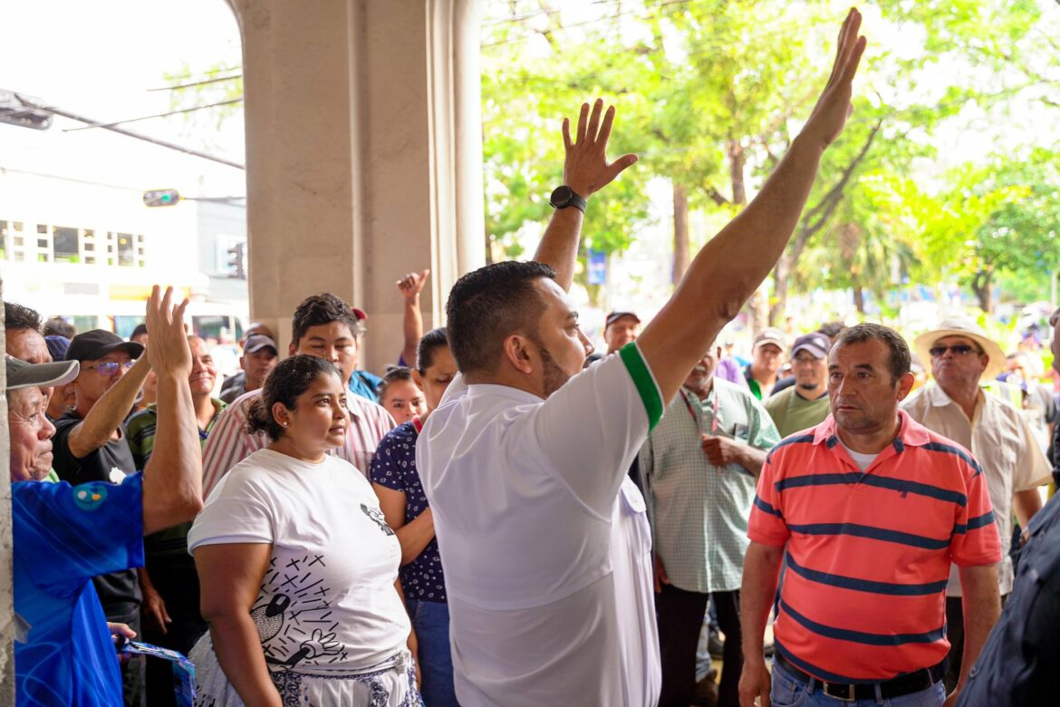 Alcalde Alex Torres es recibido por empleados municipales de San Miguel