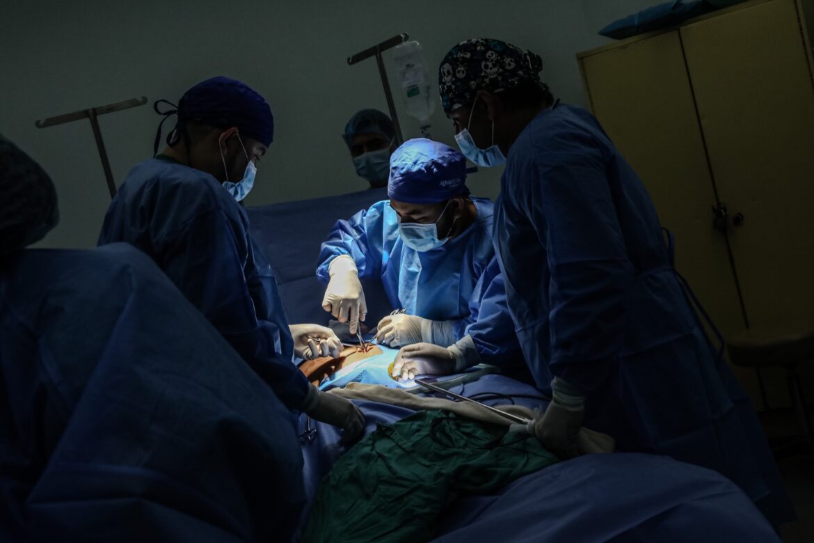 20 salvadoreños con padecimientos de colelitiasis y hernias inguinales beneficiados en jornada quirúrgica en el Hospital Rosales