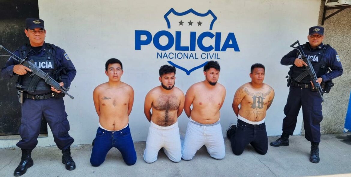 Peligrosos criminales deportados de Estados Unidos, fueron detenidos en el aeropuerto Óscar Arnulfo Romero