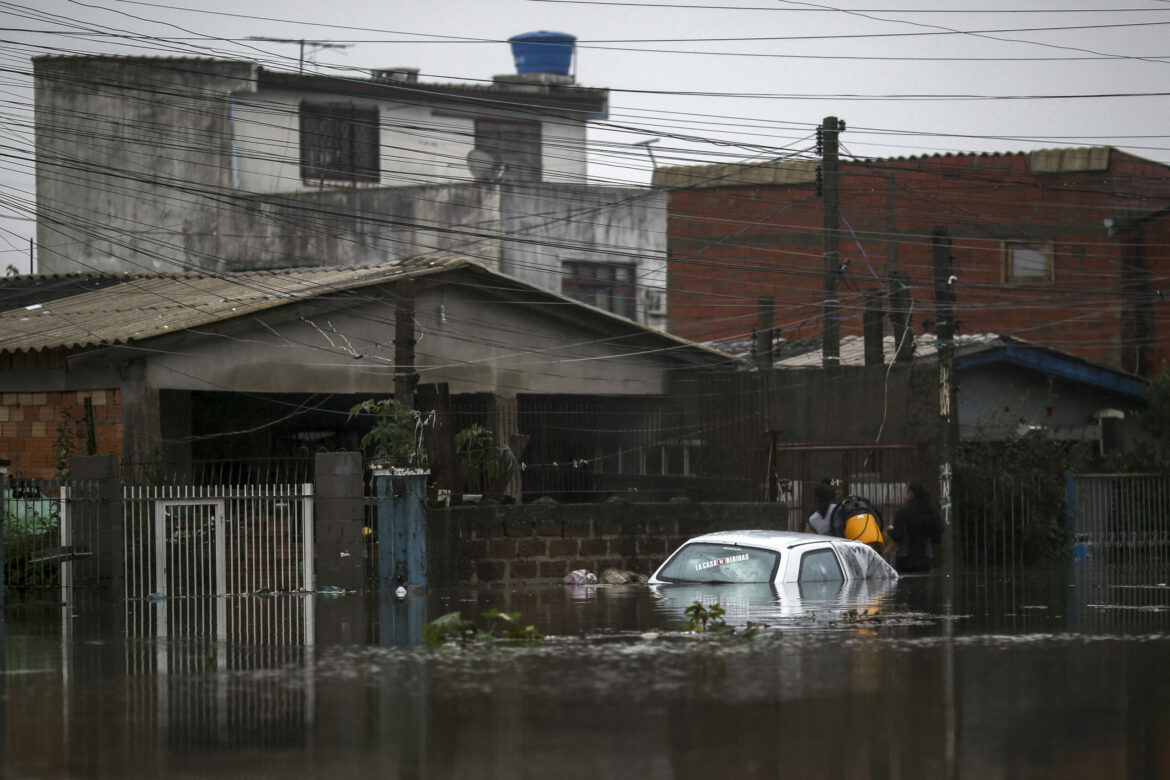 Sube a 56 el número de muertos en el sur de Brasil por desastre climático