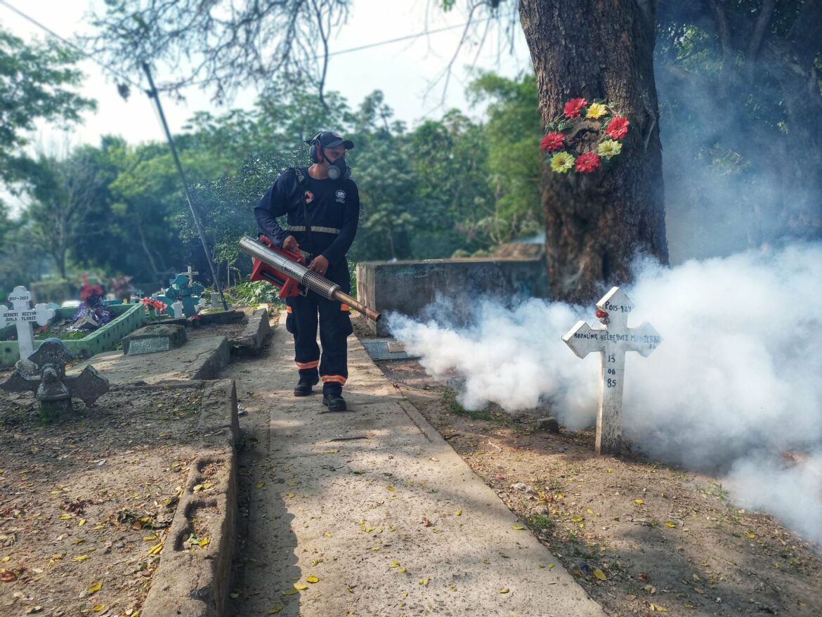 Jornada de fumigación en el cementerio Campo Amor en Cuscatancingo