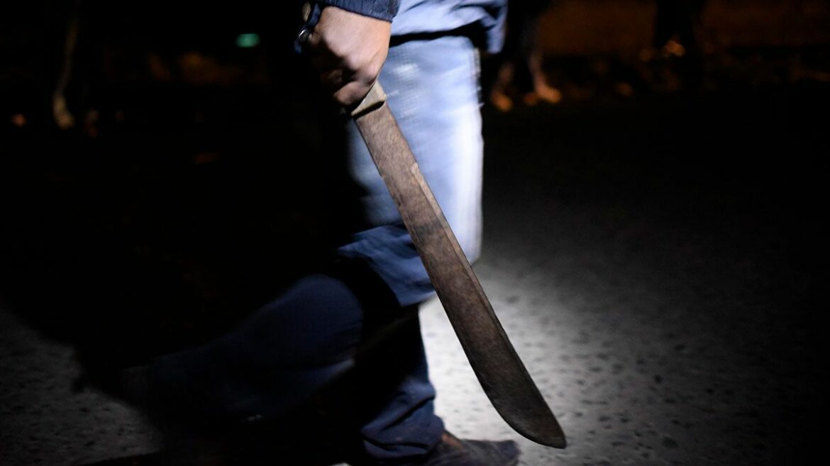 Hombre ataca con un machete a su compañera de vida y luego se quita la vida durante una fuerte discusión