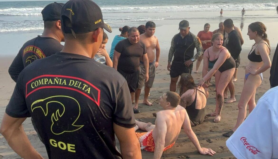 Rescatan a tres turistas estadounidenses arrastrados por una corriente marina en playa San Blas
