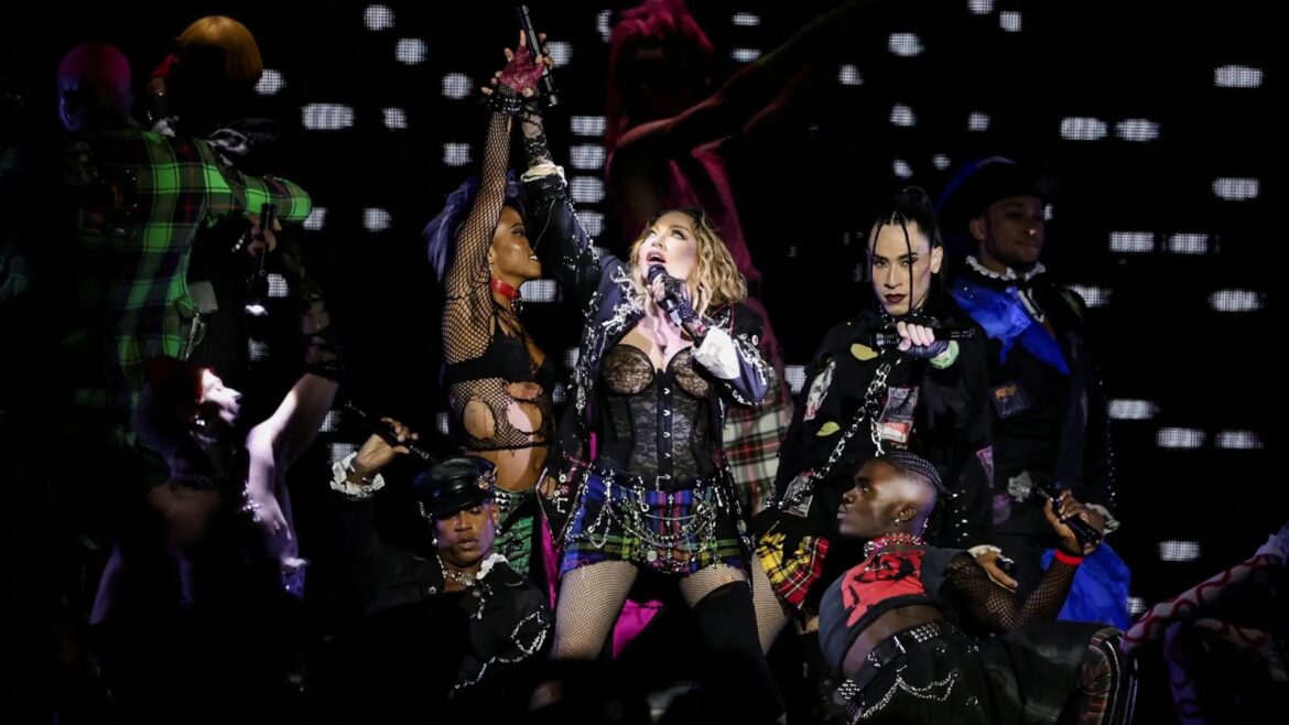 La cantante Madonna convierte la playa de Copacabana de Brasil en una gigantesca pista de baile