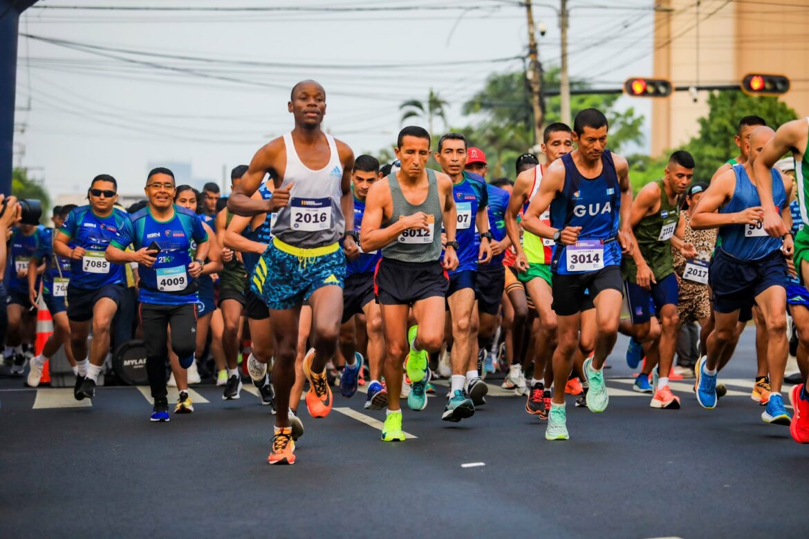 Ministro Monroy lideró la Media Maratón Bicentenario de la Fuerza Armada