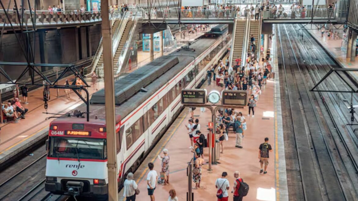 Una avería en la estación de Atocha de Madrid provoca el caos con los trenes completamente llenos