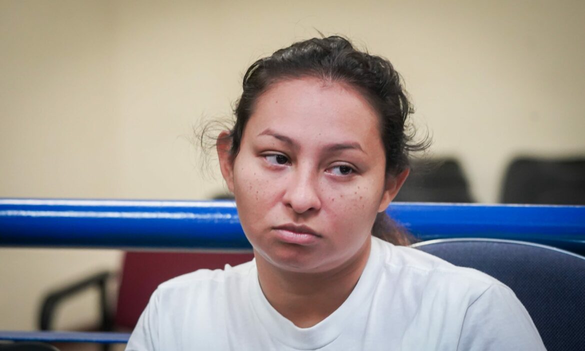 Inicia juicio contra mujer acusada por homicidio de su hija