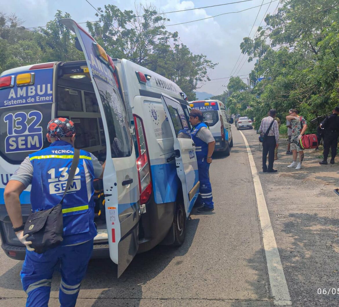 Vehículo fue impactado por una rastra en carretera a Comalapa