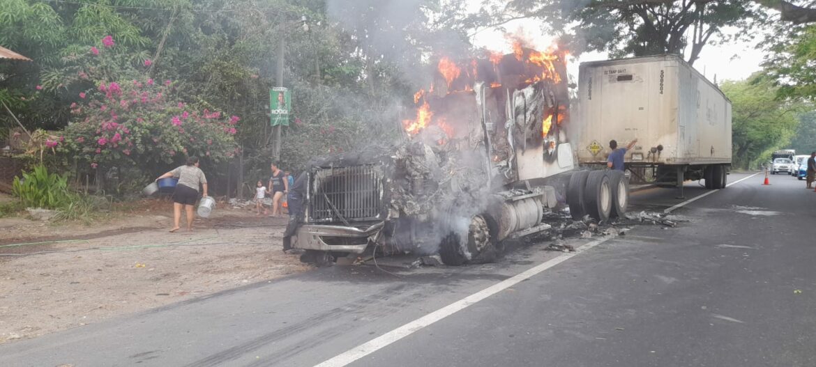 Rastra se incendia en carretera Panamericana, en el tramo que de San Salvador conduce hacia Santa Ana