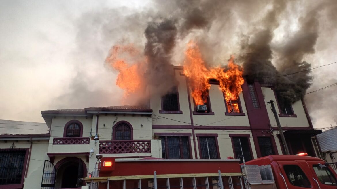 Reportan incendio en la Universidad Tecnológica de El Salvador