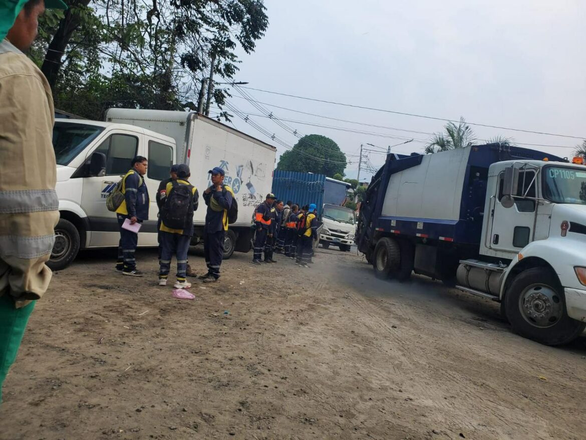Paro de labores de empleados de Teclaseo, denuncian millonaria deuda de la anterior alcaldía de Santa Tecla, liderada por Henry Flores