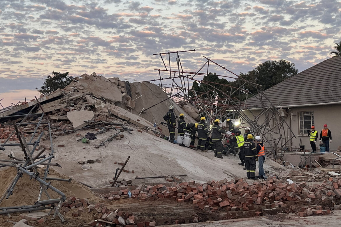 Siete muertos y decenas de obreros atrapados por el derrumbe de un edificio en George, Sudáfrica