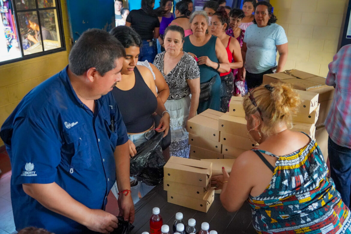 Alcaldía de San Salvador Centro festeja a las madrecitas en su mes en el mercado Ex-Cuartel