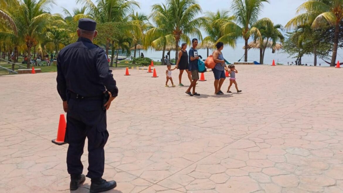 Recuperan dos personas que fueron arrastradas por corriente en playa Majague