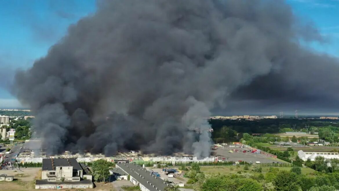 Fuerte incendio destruye un gran centro comercial de Varsovia