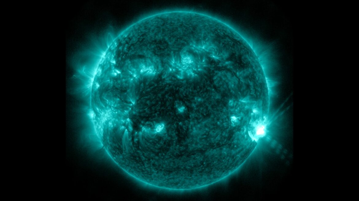 Fuerte llamarada surge del sol