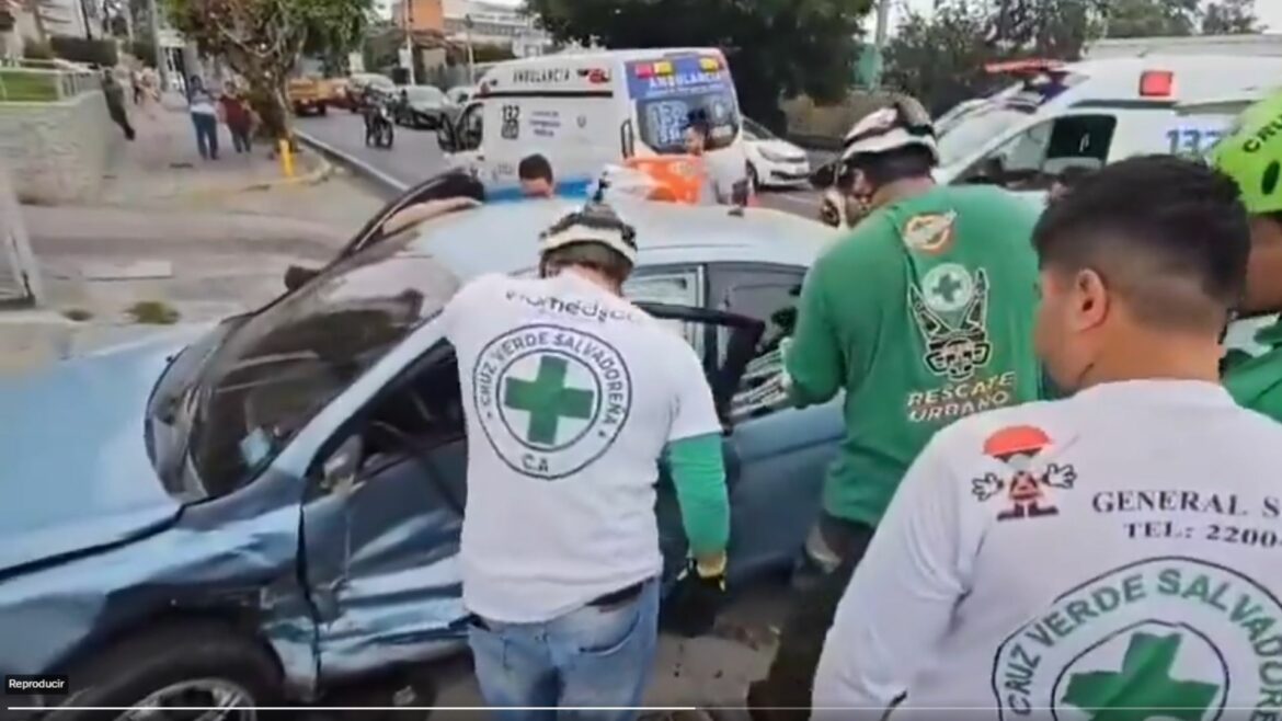 Una persona quedo atrapada en los fierros del auto luego de un accidente de tránsito