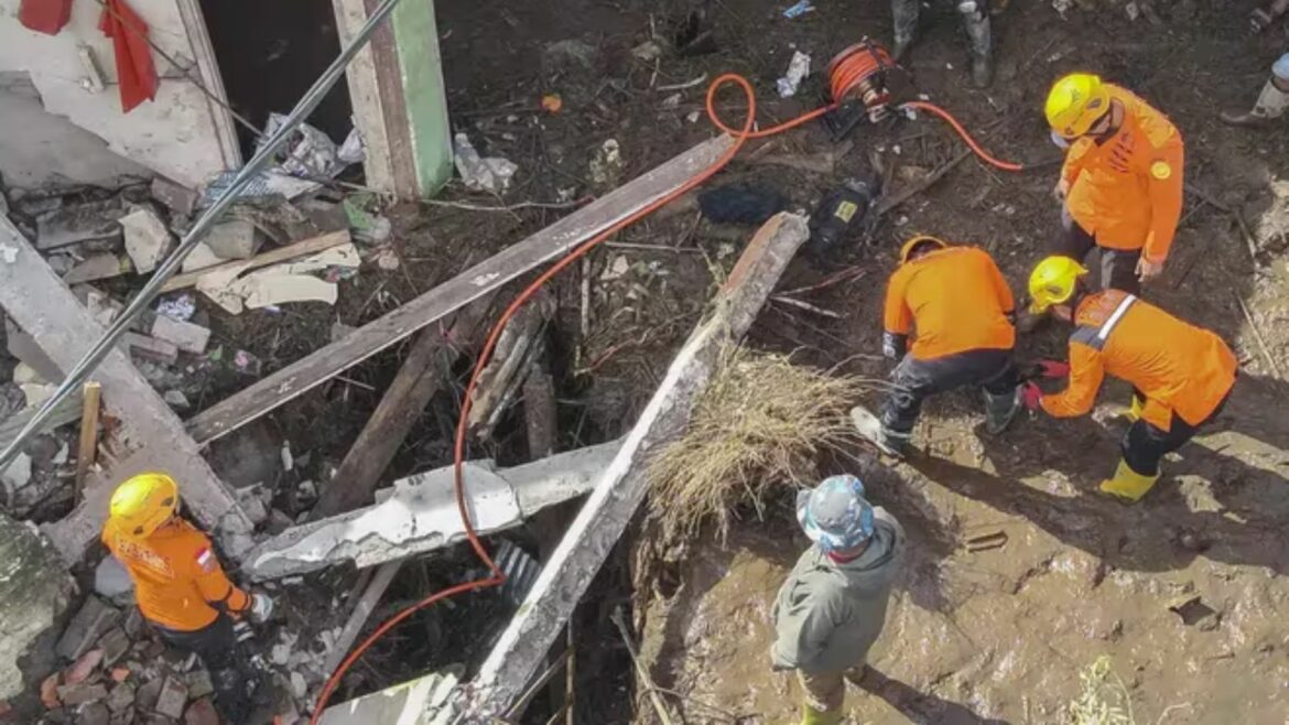 Al menos 41 muertos y 17 desaparecidos dejan inundaciones y flujos de lava fría de un volcán de Sumatra en Indonesia