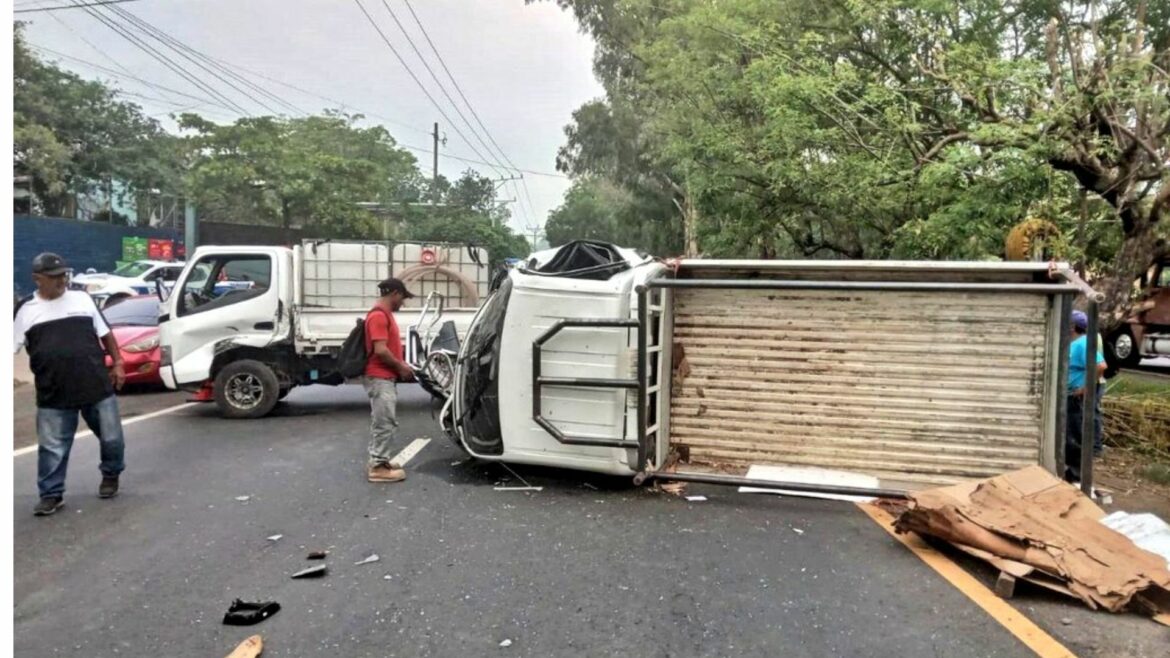 Tres personas lesionadas tras choque entre dos camiones en San Rafael Cedros
