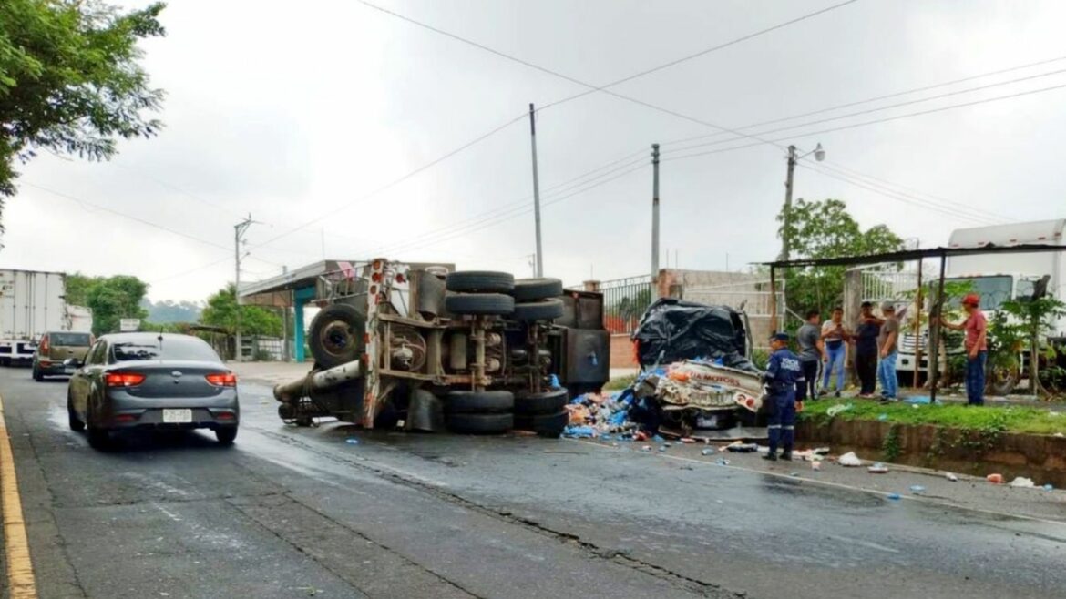 Hombre muere al caerle un remolque que se desprendió de un camión en la carretera Panamericana, Cuscatlán