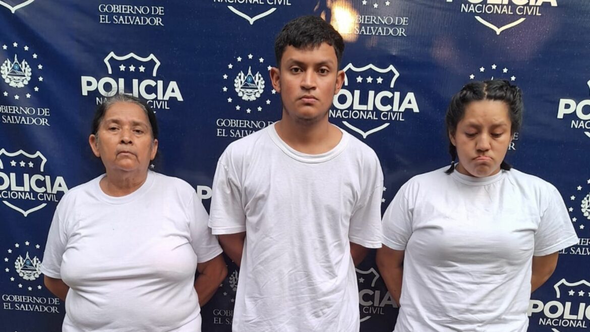 Envían a prisión provisional a los acusados de abandonar a un bebé en una fosa séptica, en Izalco