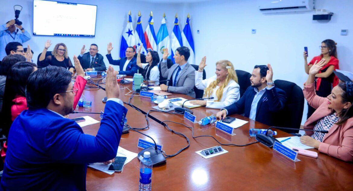 Diputados dictaminaron favorable para reducir de dos años a seis meses el periodo de prácticas jurídicas en la PGR