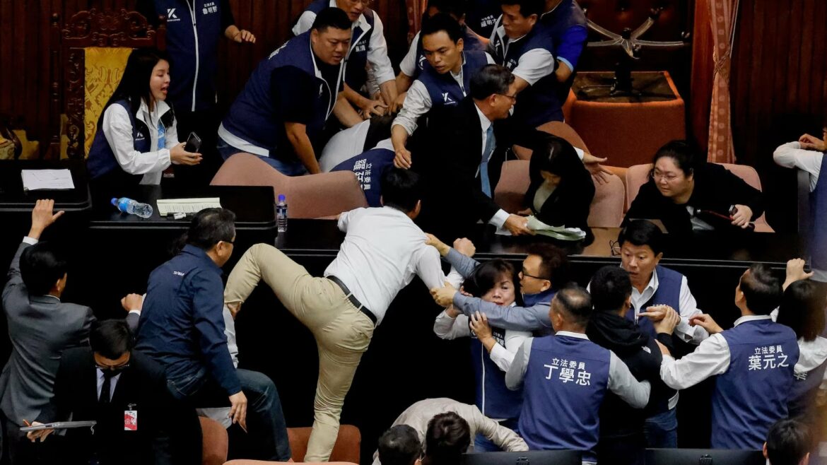 Diputado taiwanés roba un proyecto de ley y huye del Parlamento para impedir su aprobación