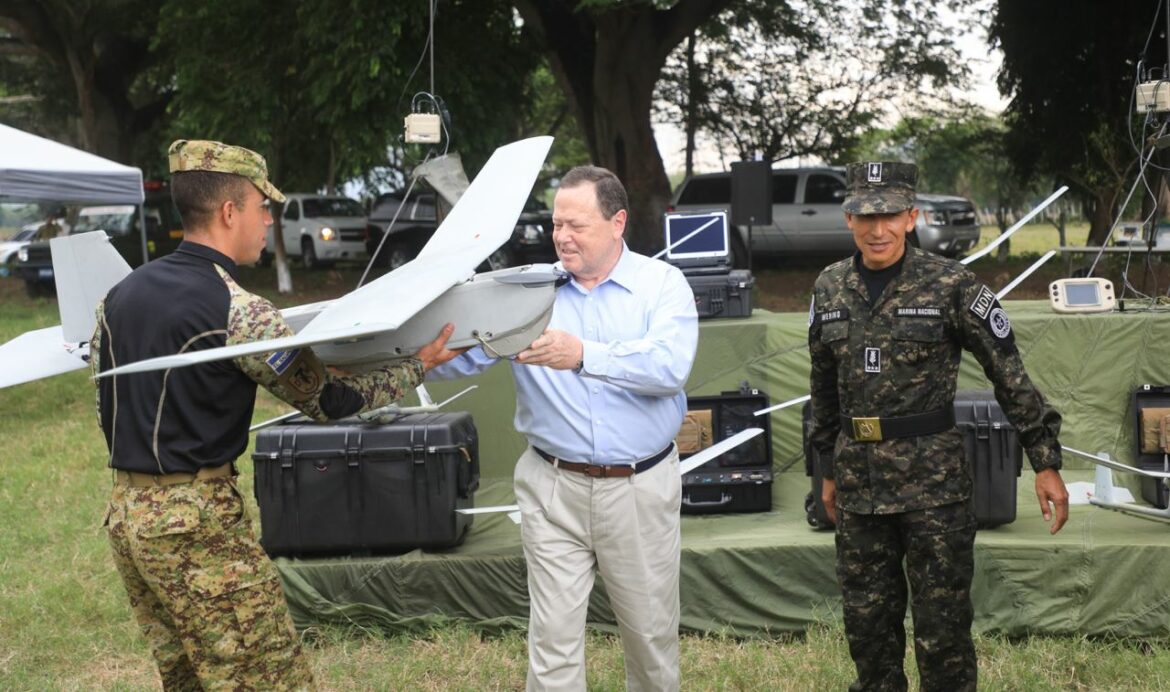 Estados Unidos entrega a la FAES seis sistemas de aeronaves no tripuladas para protección de las fronteras