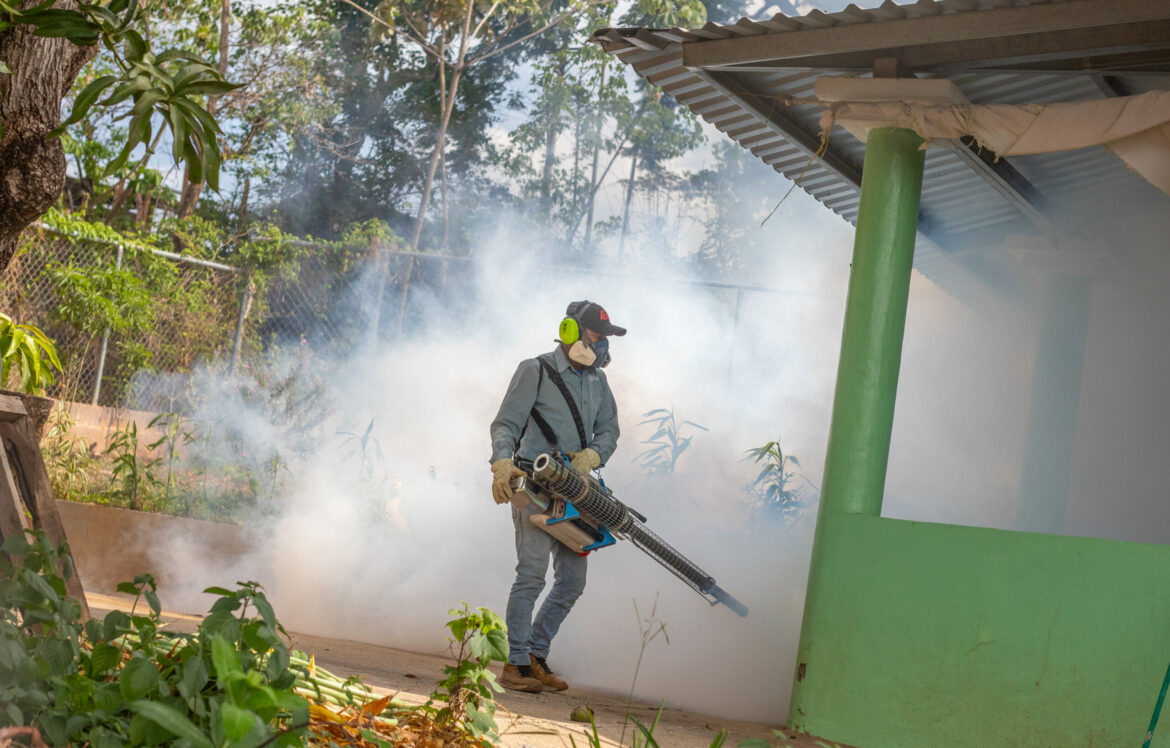Jornada de fumigación en Cantón San Juan Buenavista, Huizúcar