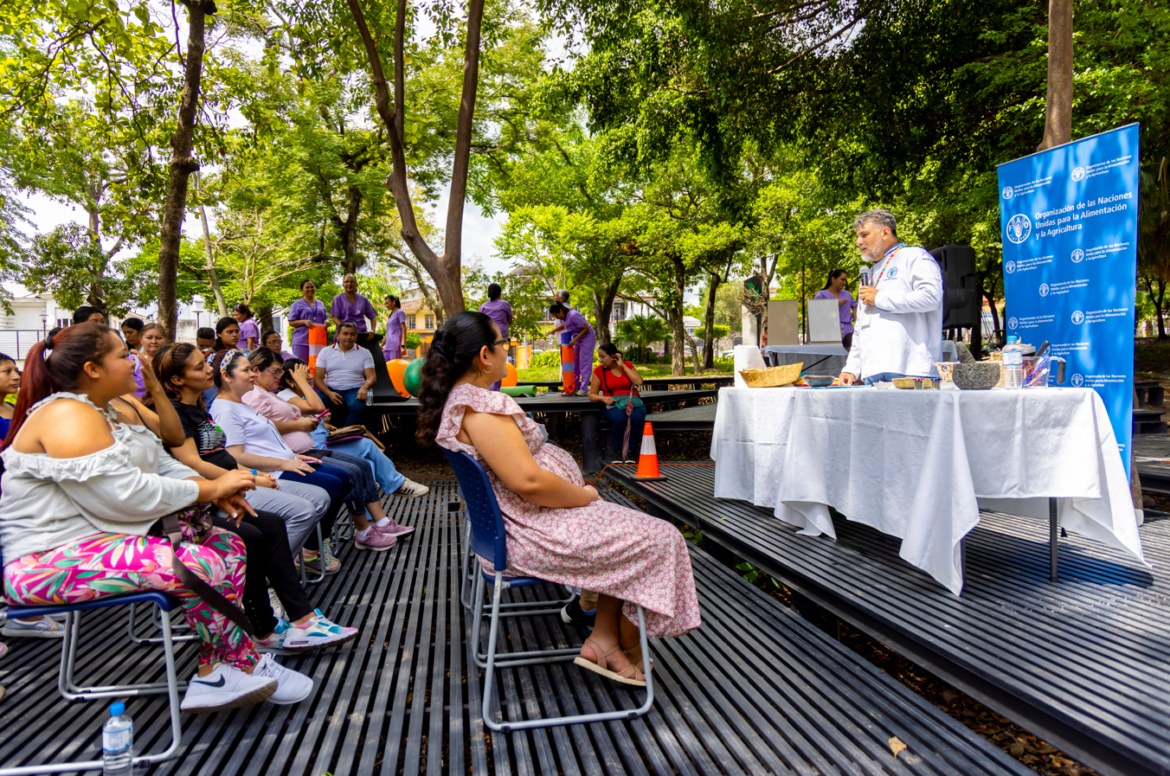 Despacho de la Primera Dama y Ministerio de Salud desarrollan sesión de Educación Prenatal y de yoga materno en el Parque Cuscatlán