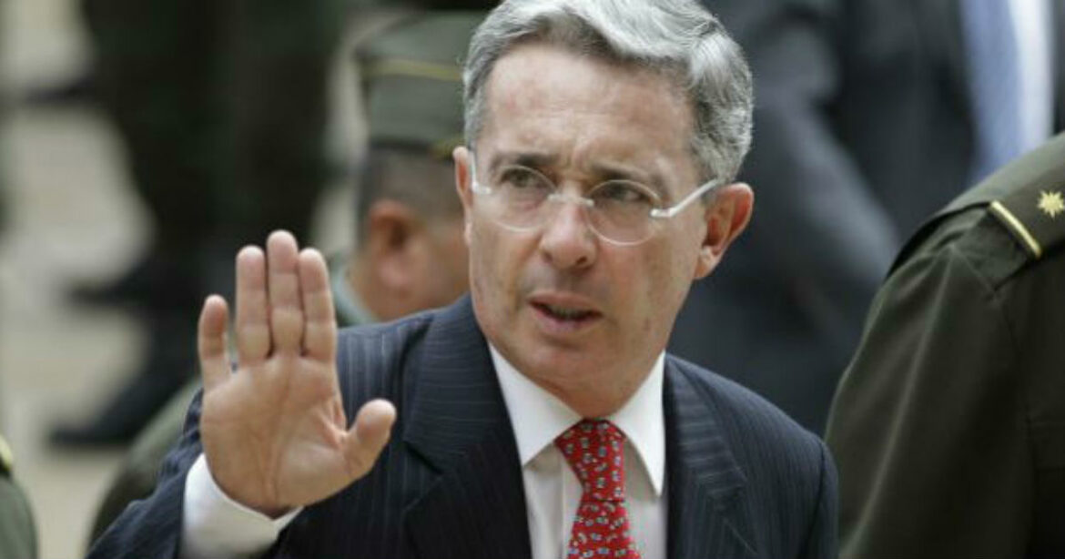 La Fiscalía de Colombia añadió el delito de soborno en contra del expresidente Álvaro Uribe