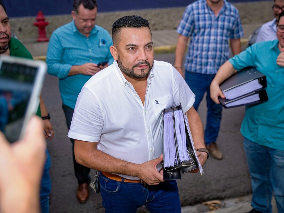 Alcalde de San Miguel Centro, Alex Torres pone a disposición de la FGR documentación de siete empresas por presuntamente eludir tributos municipales