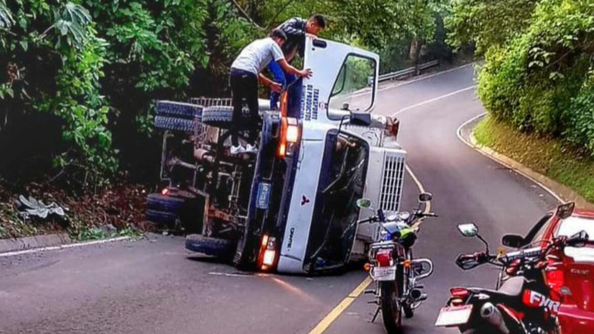 Un vehículo volcó en carretera a Comasagua