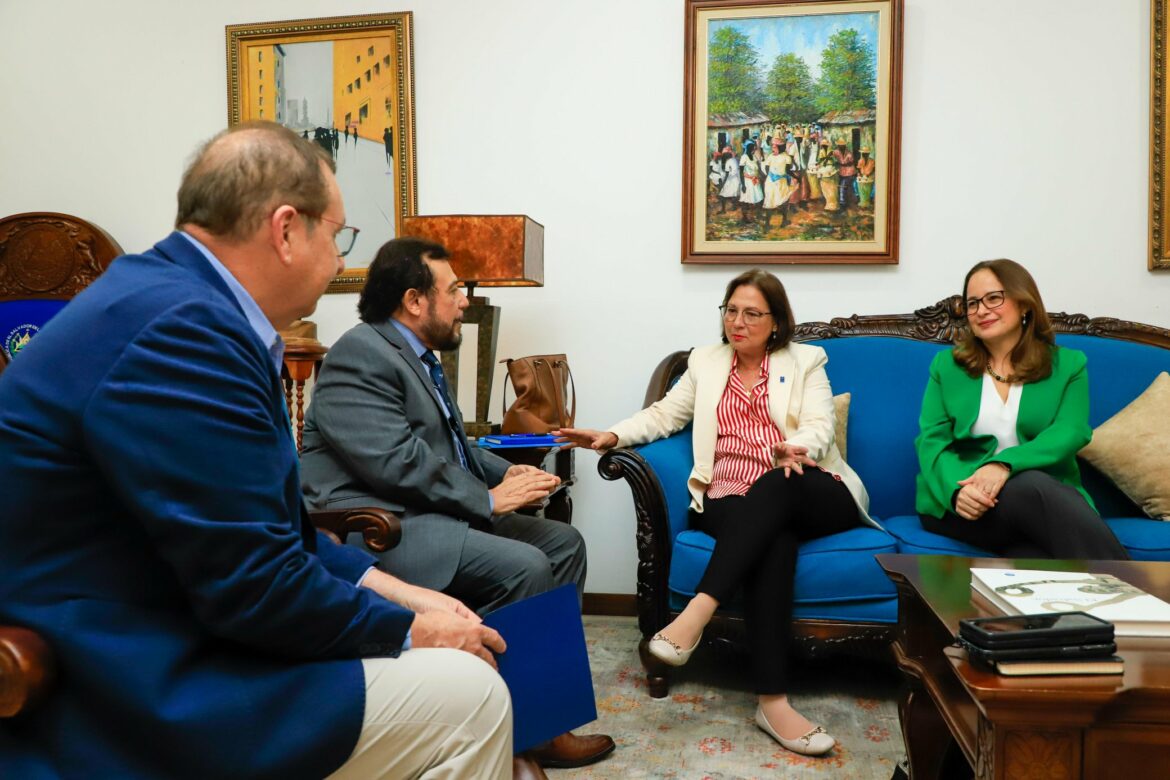 Ulloa presentó un informe preliminar del estudio elaborado por el PNUD, sobre los indicadores socioeconómicos de los 44 municipios