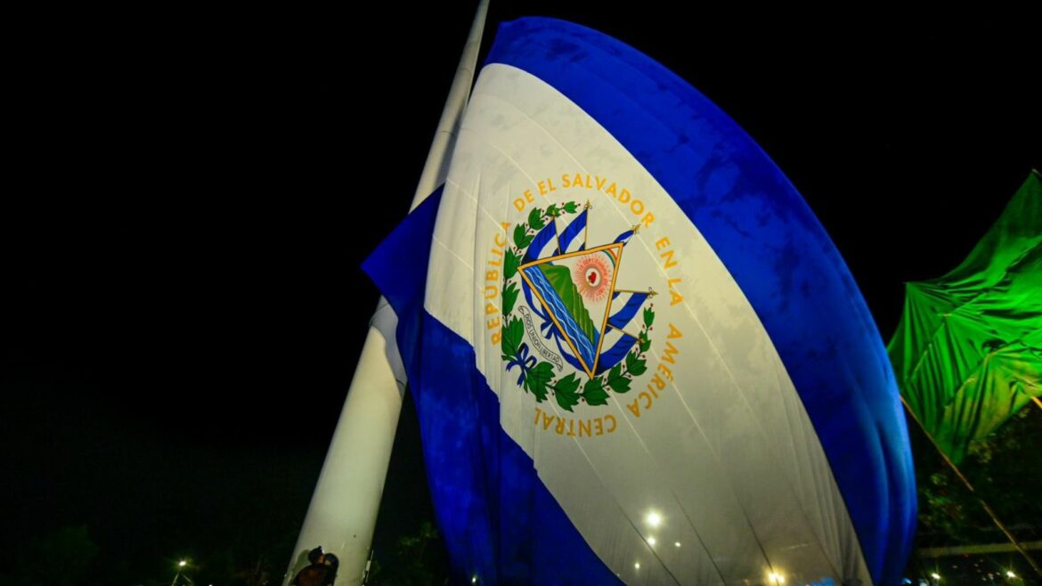Comuna capitalina realizó pruebas del izaje de la bandera nacional en la Plaza Masferrer