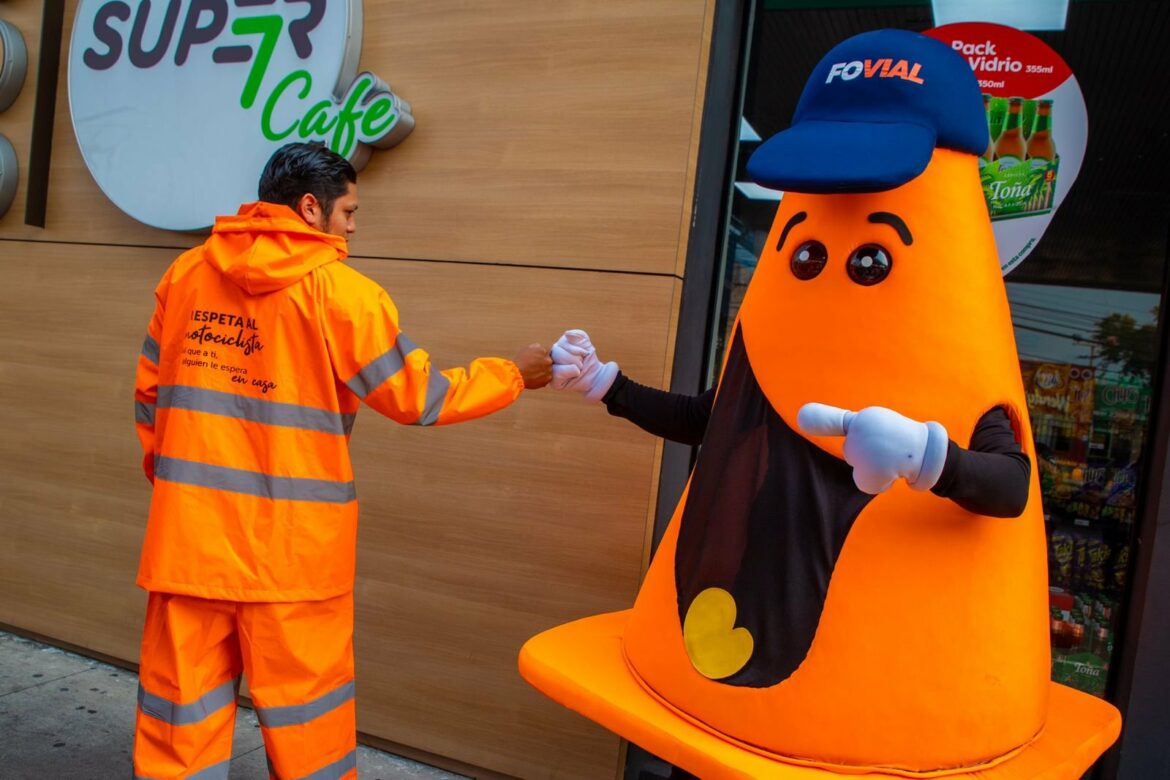 Inicia ‘minuto naranja’ para motociclistas: conocerán normativas básicas y recibirán accesorios imprescindibles