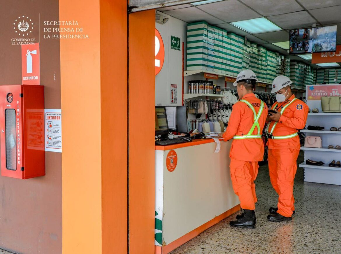 Bomberos realizan inspecciones de certificación de inmuebles en San Salvador