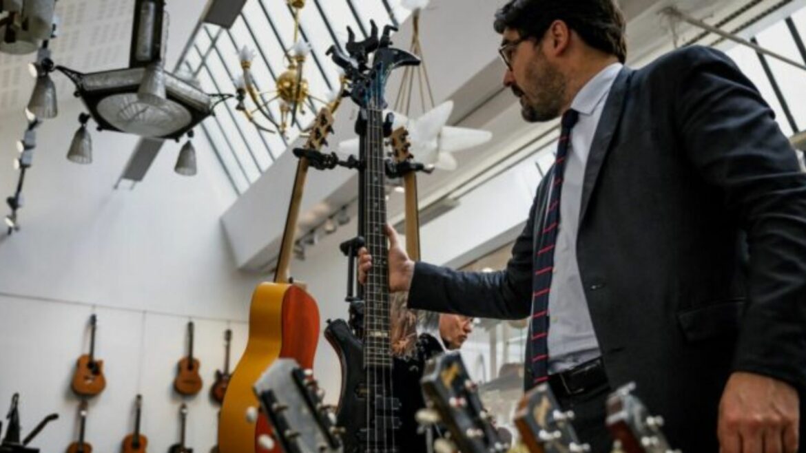 Instrumento del bajista de The Who subastado en Francia en $17,000 dólares