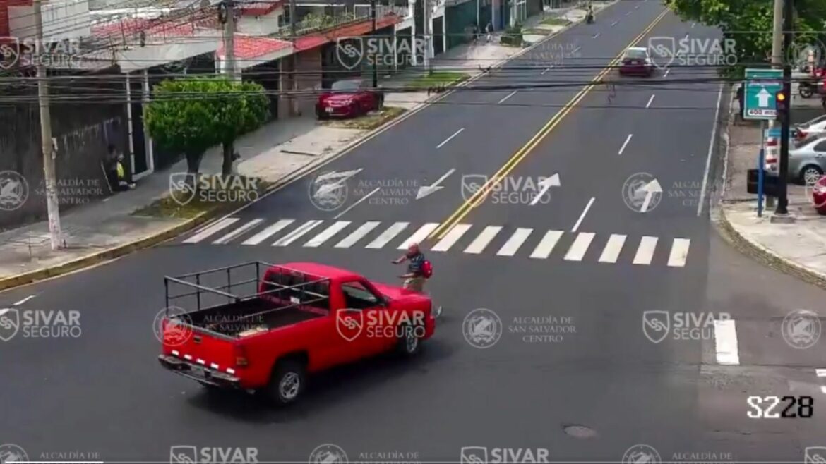 Cámaras vigilancia de San Salvador Centro captan momento en que un peatón es atropellado