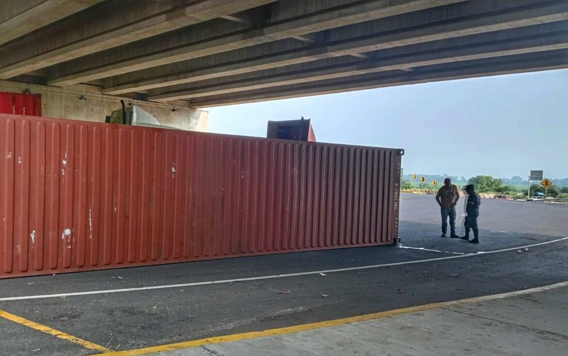 Rastra volcó en el bulevar Claudia Lars, Sacacoyo